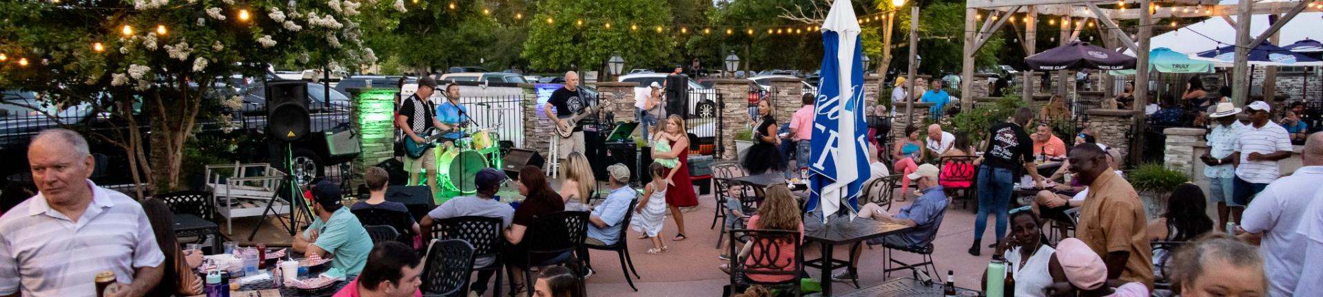 Diners enjoy live music at Wholly Smokin